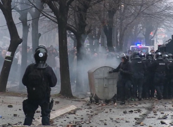 Proteste violente in Kosovo. Peste 80 de persoane au fost ranite in orasul Pristina, in urma unui miting.