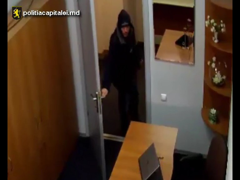 Un individ a încercat să bage un laptop în pantaloni la o stație PECO. 