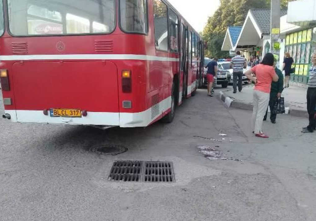 Un bărbat a nimerit sub roțile unui autobuz la o stație din Bălți. Foto simbol: realitatea.md