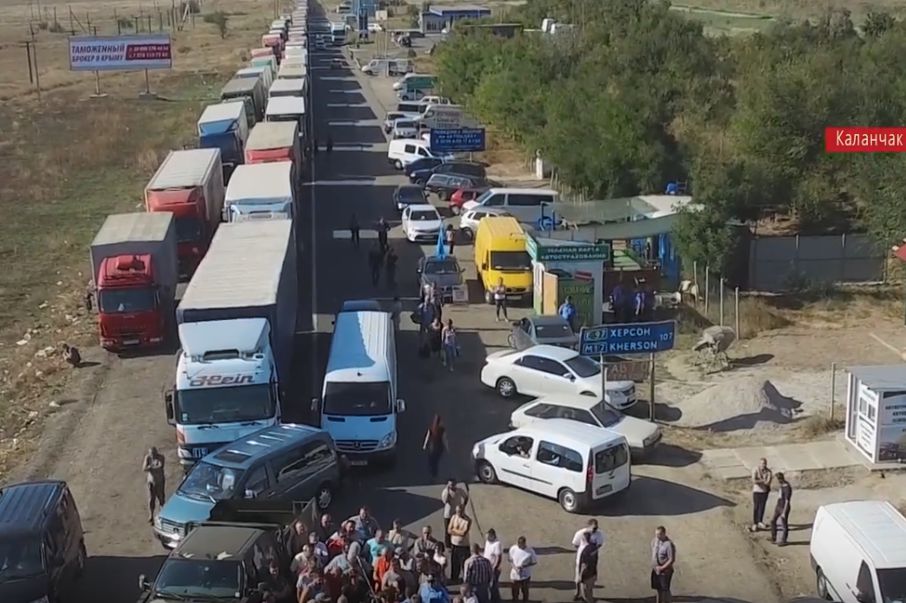 Движение грузовых автомобилей приостановлено на трех украинских пропускных пунктах : Чонгар, Чаплинка и Каланчак.