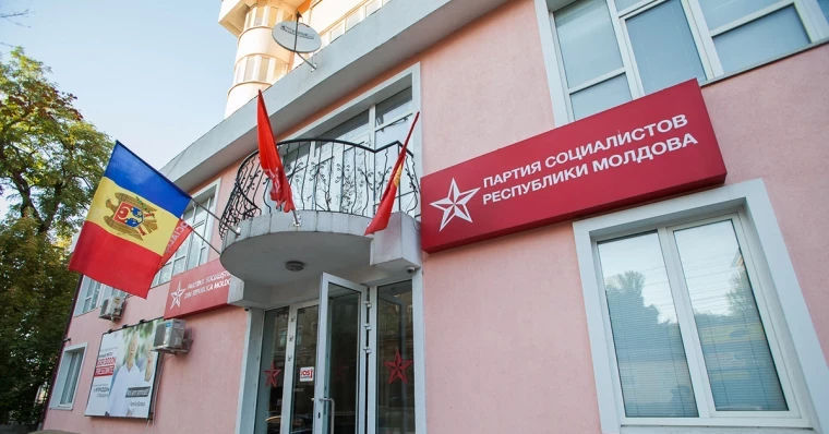 Партия социалистов исключила из своего совета "всех предателей".