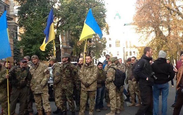 Порошенко обещал предоставить украинское гражданство иностранцам, которые участвуют в АТО на Донбассе.