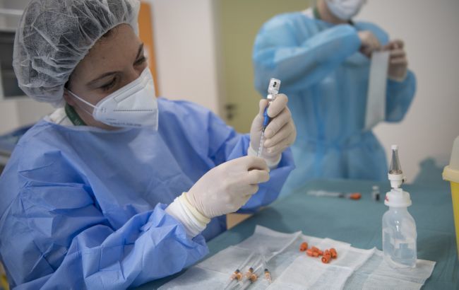 В Германии 840 человек получили просроченную вакцину Moderna.
