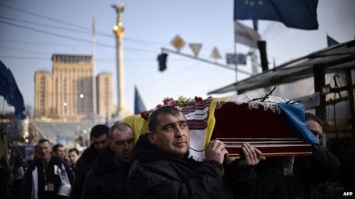 Число жертв столкновений в центре Киева возросло до 103 человек. Фото: AFP