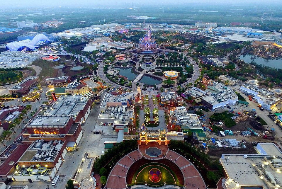 Disneyland Шанхая закрыли в воскресенье из-за эпидемиологической ситуации.