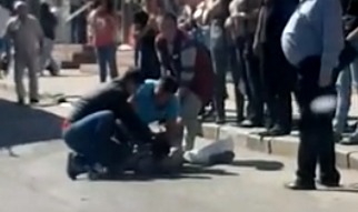 Потасовка жителей столицы на троллейбусной остановке попала на видео.