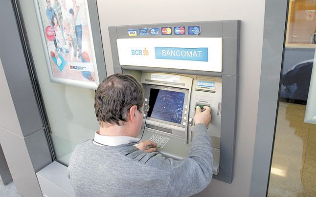 Bancomatul a fost smuls din perete de patru indivizi cu feţele acoperite. Foto: moldova24.info