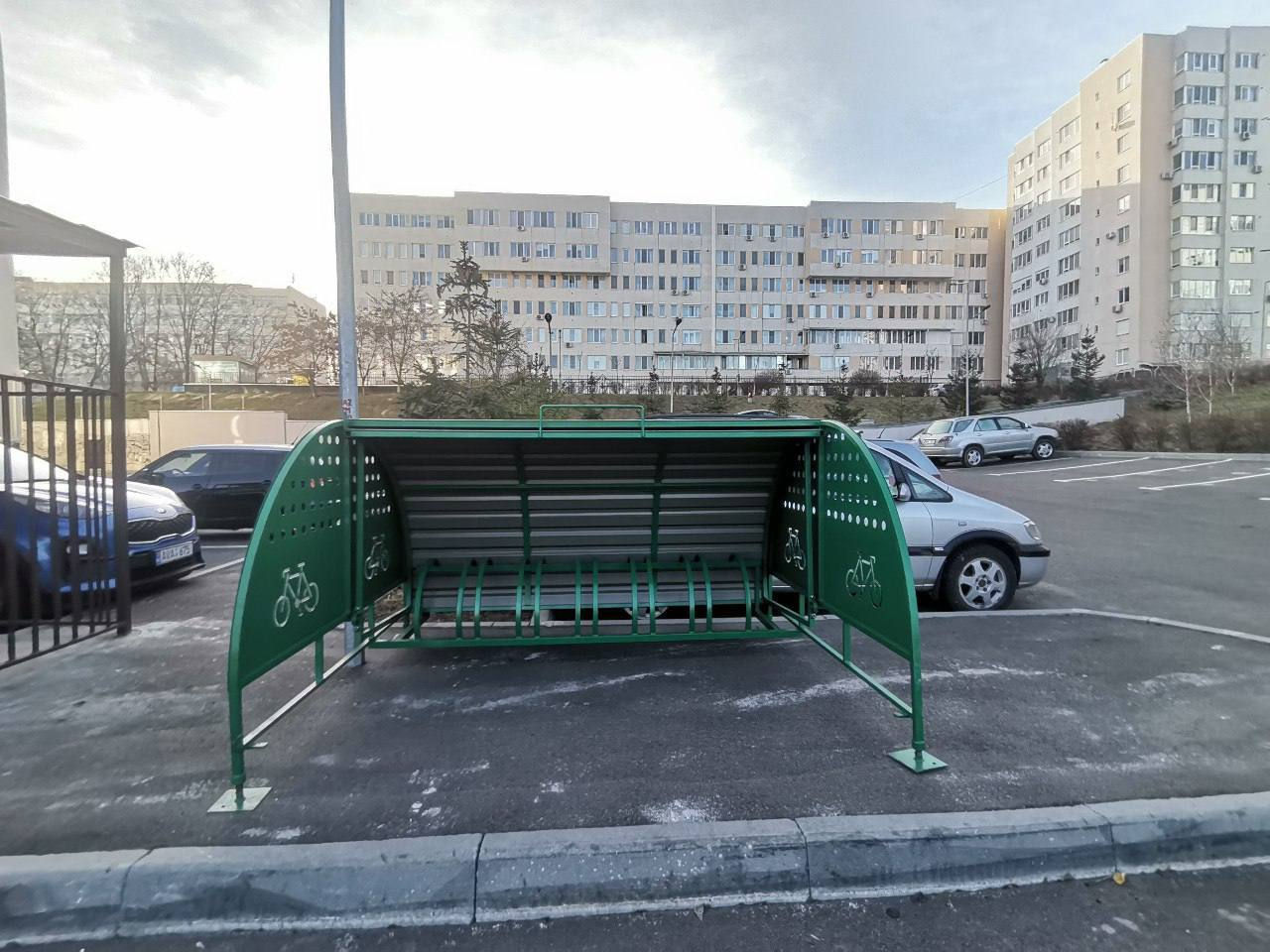 В одном из столичных секторов оборудованы парковки для велосипедов.