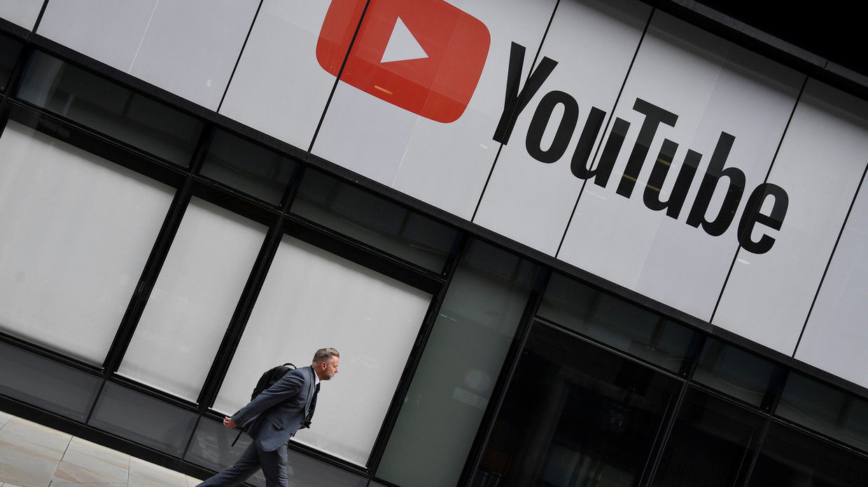 Экс-модератор YouTube подала в суд на компанию, превратившую её жизнь в кошмар.
