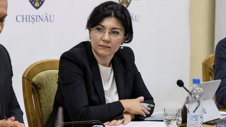 Раду провела «презентацию» нового директора Autosalubritate в 4 часа утра.