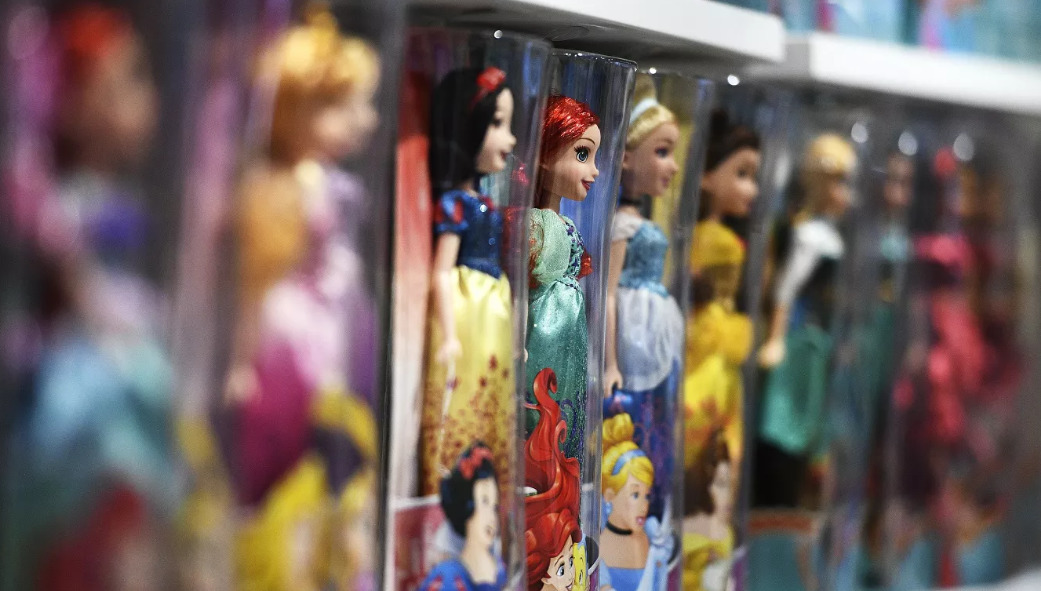 Disney закроет магазины и отели в Северной Америке из-за коронавируса.