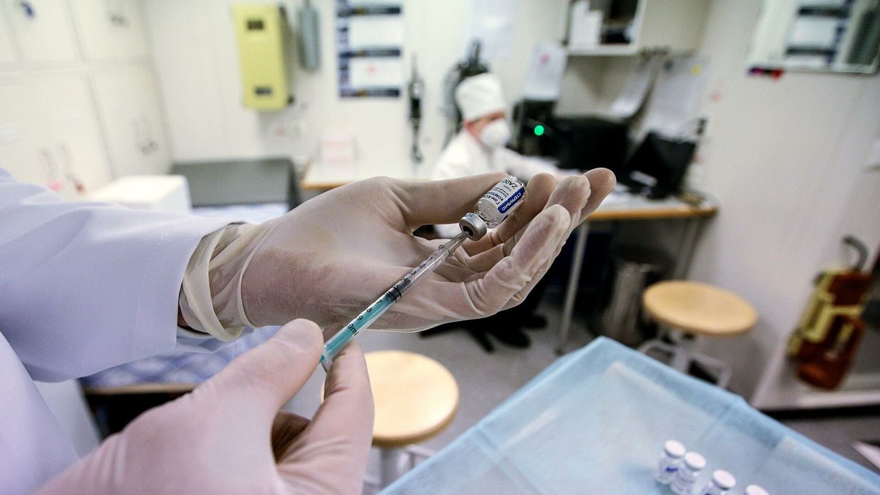 В больницах страны обустраивают пункты вакцинации от COVID-19.