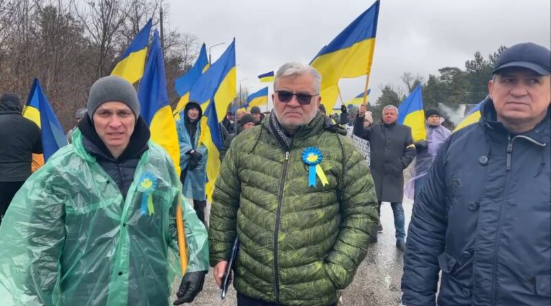 Безоружные жители Энергодара не пускают военных РФ к  Запорожской АЭС.