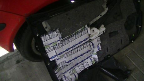 Angajații vamali au depistat în căptușeala ușilor din față și a părților laterale din spatele mijlocului de transport. Foto: customs.gov.md