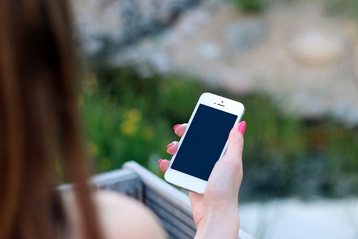 Эксперт рассказал, почему нельзя оставить себе найденный смартфон.