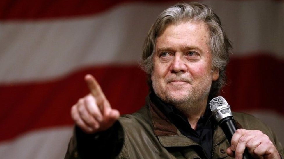 Экс-советник Трампа начал отбывать тюремный срок за неуважение к Конгрессу.