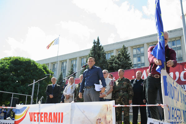 Liderii AIE nu au venit să discute cu protestatarii. Foto: ipn.md