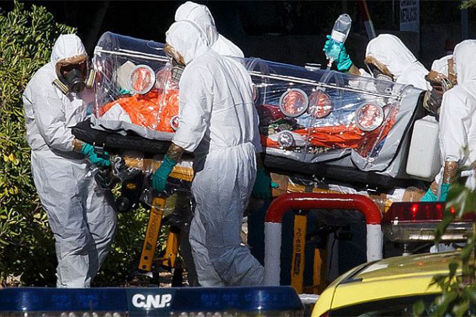 Un avion al companiei Air France de pe ruta Paris-Madrid cu 183 de pasageri la bord a fost blocat, astăzi, pe Aeroportul Barajas, întrucât unul dintre pasageri, originar din Nigeria, prezenta simptome de Ebola.