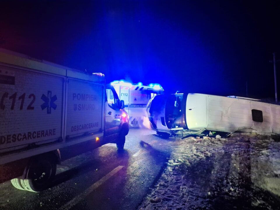 Un microbuz cu 11 moldoveni, în drum spre Germania, s-a răsturnat în România.