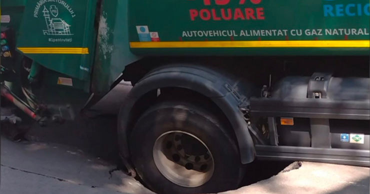 В Бухаресте грузовик увяз в асфальте и застрял. Коллаж: Point.md