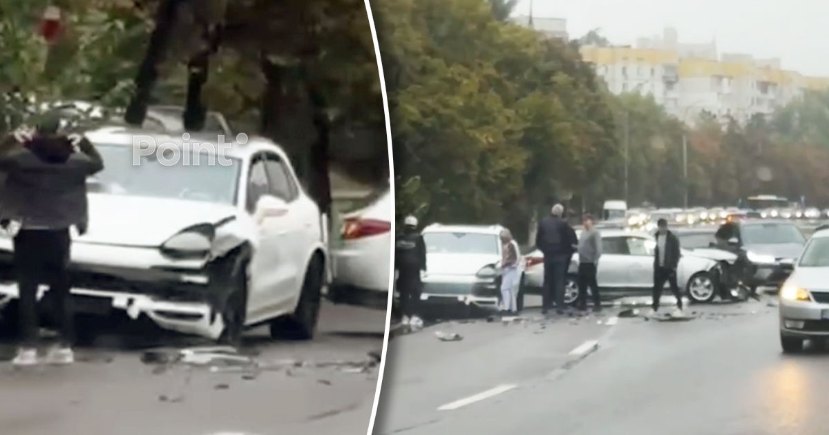 В Кишиневе столкнулись Porsche и Renault: у водителя одной из машин не было прав.