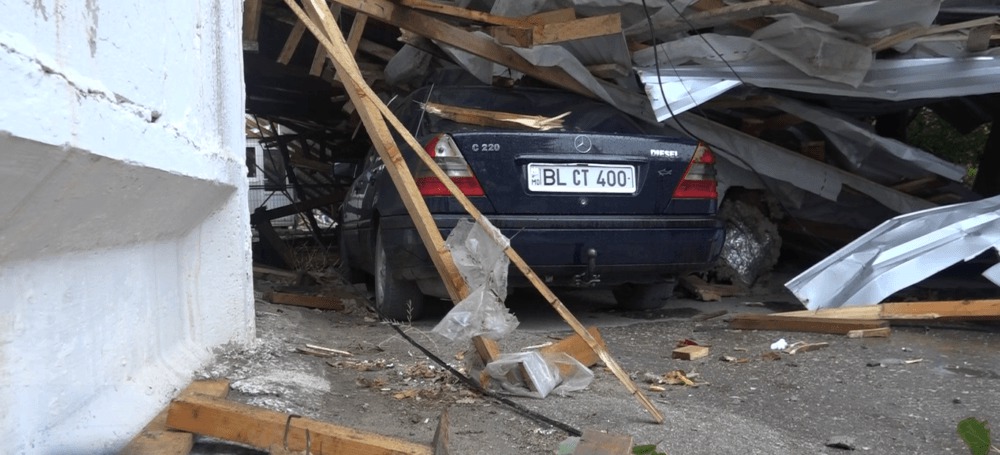 La Bălți, un acoperiș s-a prăbușit peste o mașină cu oameni. Foto: btv.md