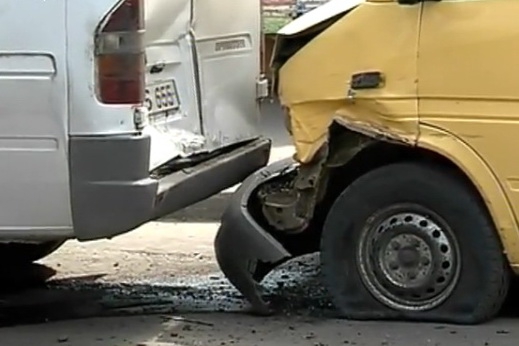 Пытаясь уйти от удара, водитель врезался в другой автомобиль.