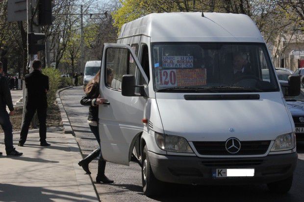 La 3 ani de închisoare a fost condamnat şoferul microbuzului de pe ruta 120, care acum un an, a accidentat mortal o minoră pe o trecere de pietoni.