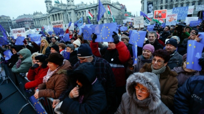 Peste 3.000 de oameni au manifestat duminică la Budapesta împotriva premierului conservator Viktor Orban, protest defășurat chiar în ajunul vizitei cancelarului german, Angela Merkel.
