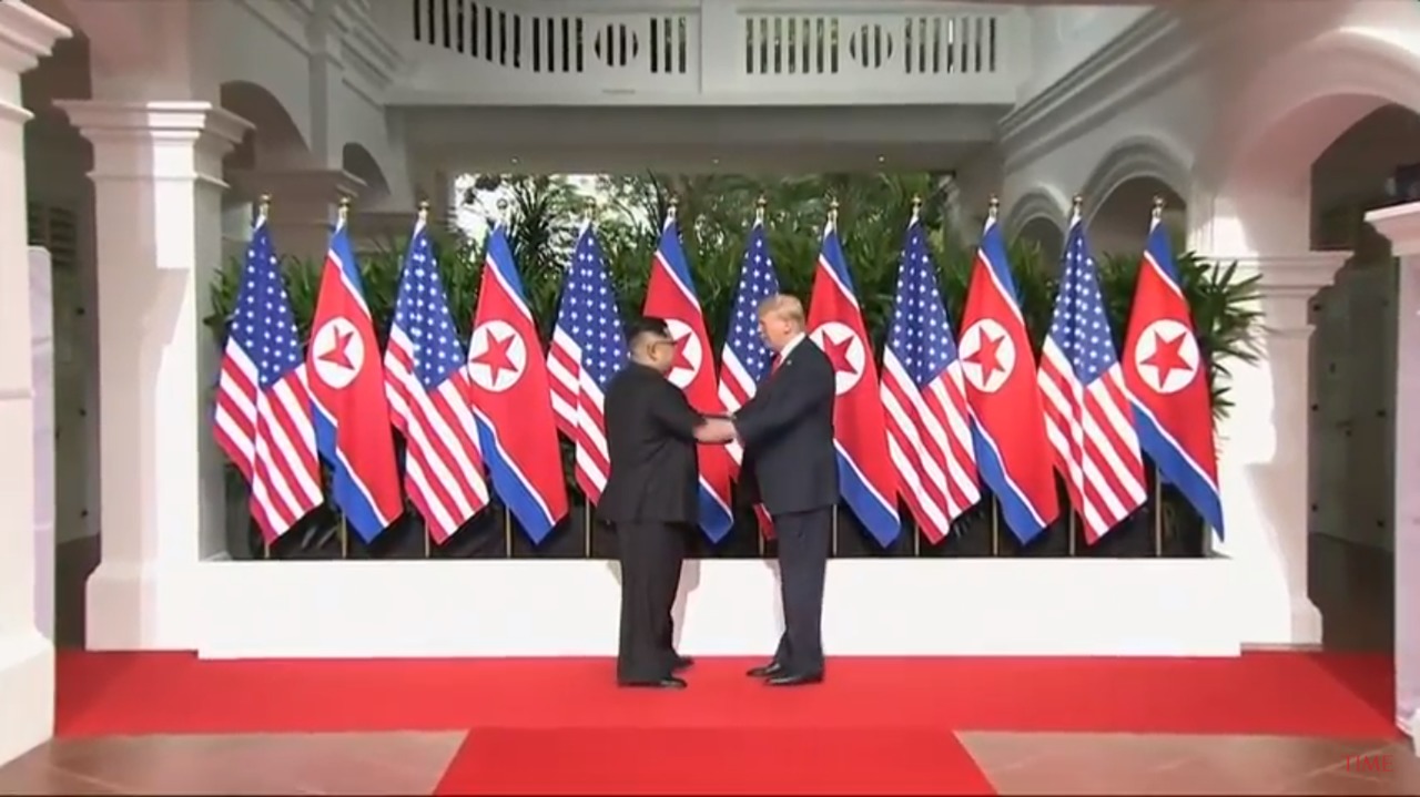Дональд Трамп и Ким Чен Ын обменялись рукопожатиями.