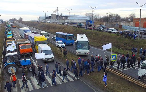 Акция проходит с 9:00 с использованием тяжелой сельскохозяйственной техники.