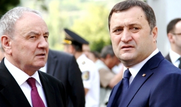 Premierul Vlad Filat va prezenta, astăzi, demisia Guvernului printr-o scrisoare oficială adresată şefului statului.