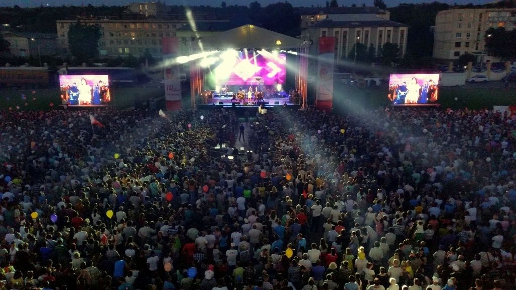 Концерт начнется в 19-00 в парке Иванос, на сцене самой красивой в стране Рождественской Ярмарки.