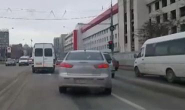 Şoferi din Capitală, nevoiţi să meargă pe roşu. Ce se întâmplă. Foto: Captură video