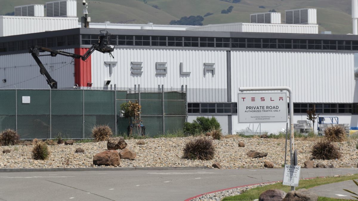 Власти округа в Калифорнии разрешили Tesla открыть завод на следующей неделе.