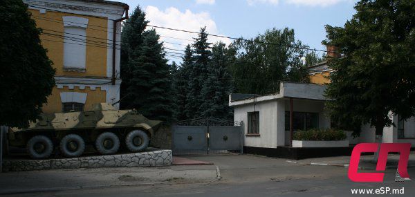 Подозреваемые сейчас находятся на свободе.