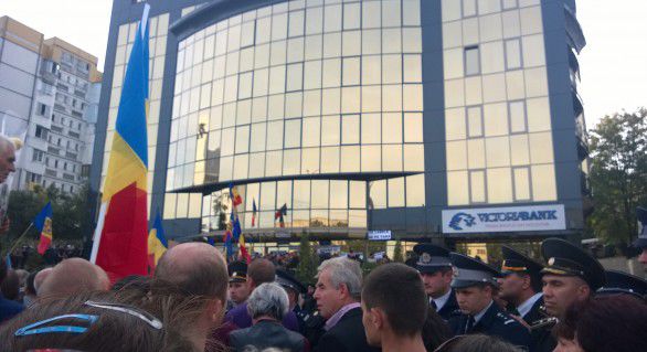 Ajunși în fața oligarhul Vladimir Plahotniuc protestatarii au cerut pedepsirea acestuia pentru „crimele comise împotriva poporului”.
