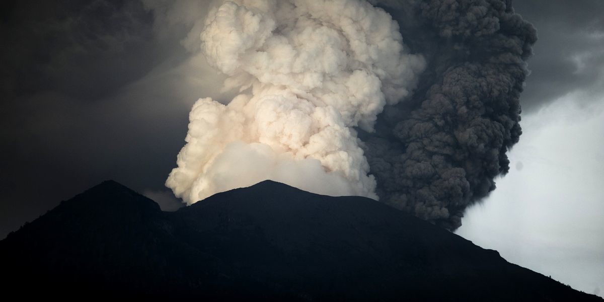 Riscul de erupție la scară largă a vulcanului Agung, tot mai mare. Foto: libertatea.ro