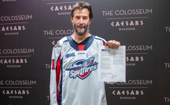Keanu Reeves a semnat un contract cu un club de hochei.