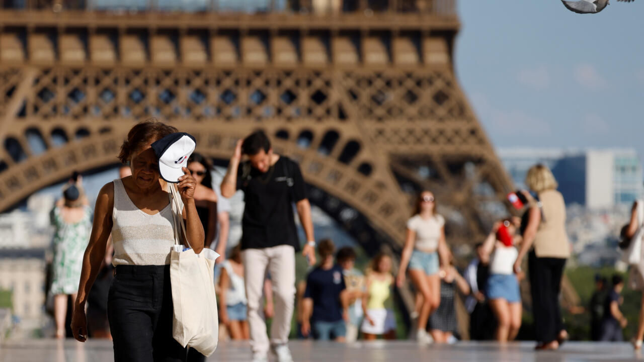 Franța, lovită de o căldură puternică: Peste 1.000 de școli și vârful Turnului Eiffel, închise.