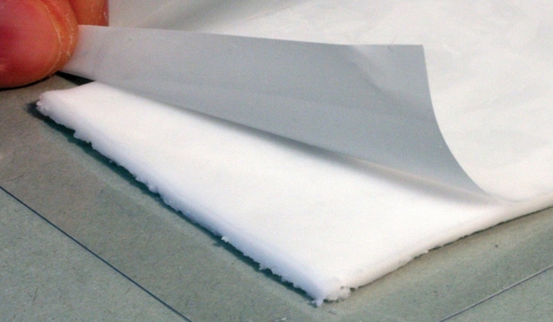 Materialul este creat dintr-un polimer special, numit PNIPAM