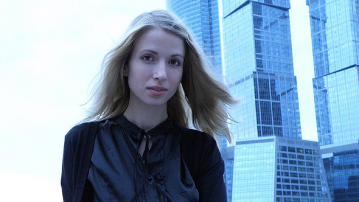 Alexandra Lotkova, o tânără de 21 de ani din Moscova, a intervenit într-o bătaie izbucnită între prietenii săi şi doi necunoscuţi la metroul din capitala Rusiei.