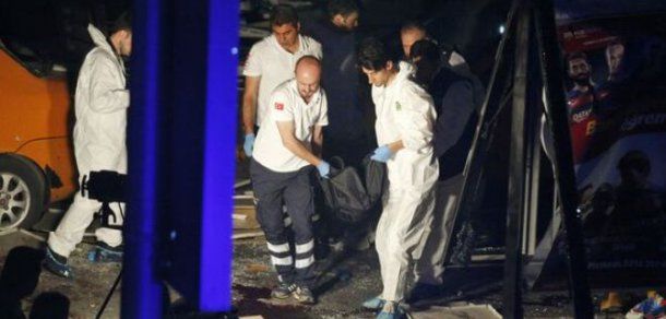În atentatul comis la aeroportul internațional din Istanbul au murit 38 de persoane și cel puțin 120 au fost rănite. Foto: Emrah Gurel