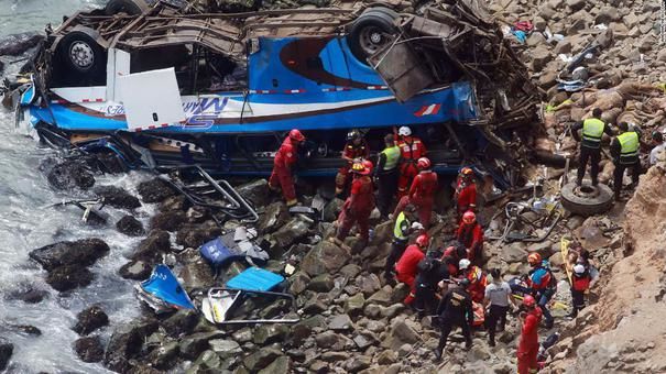 Zeci de persoane au murit în Peru, după ce un autocar a căzut de pe o stâncă