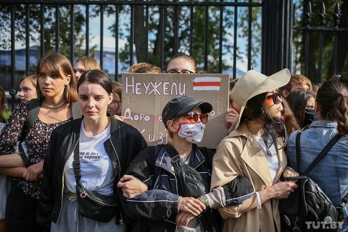 Белорусские девушки выстроились в "стену", чтобы защитить мужчин от ОМОНа.