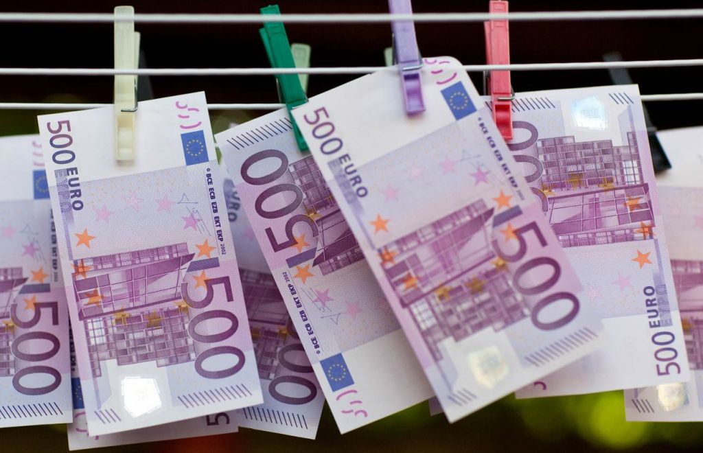 Купюра в €500 будет изъята из обращения.
