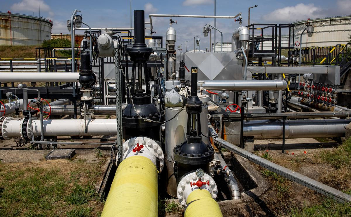 Болгария предложила Венгрии помощь с поставками нефти.