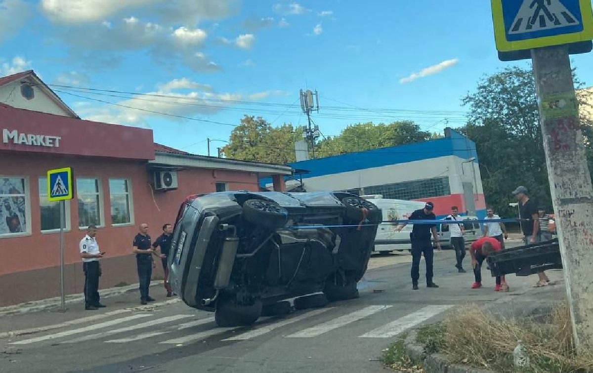 ДТП в Кишиневе: автомобиль перевернулся, есть пострадавшая.
