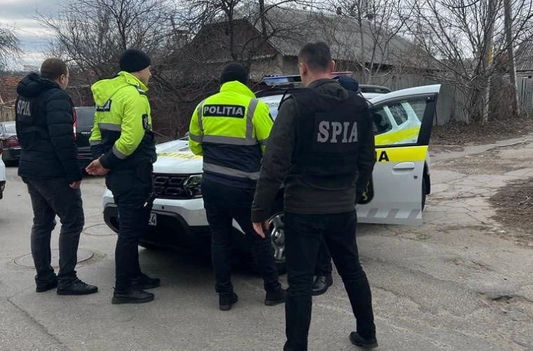 В домах двух полицейских РМ, подозреваемых в коррупции, прошли обыски.