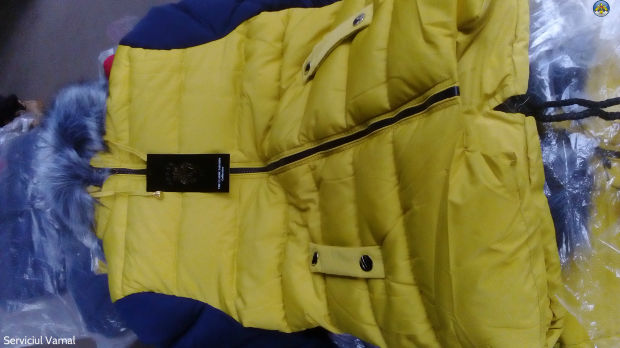 Un lot impunător de articole vestimentare, ascuns în bagajele personale. Foto: customs.gov.md